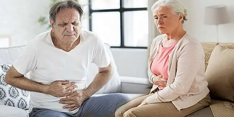 أخطاء شائعة يتم فعلها عند رعاية كبار السن الذين يعانون من عسر الهضم