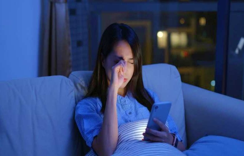 أعراض مرضية تصيب العين نتيجة استخدام الهاتف المحمول ليلا