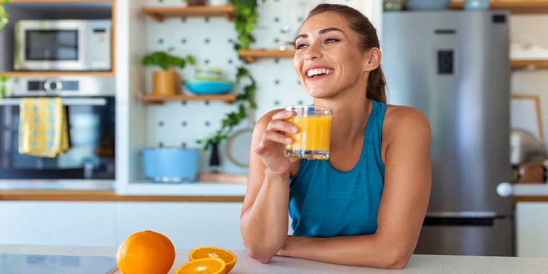 الآلية المثالية لشرب عصير البرتقال والتمتع ببشرة صحية