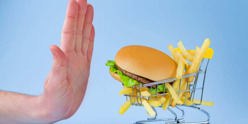 الأطعمة التي يجب الحد منها مع كبار السن المصابين بعسر الهضم