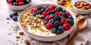 الزبادي اليوناني مع إضافة التوت والشوكولاته الداكنة