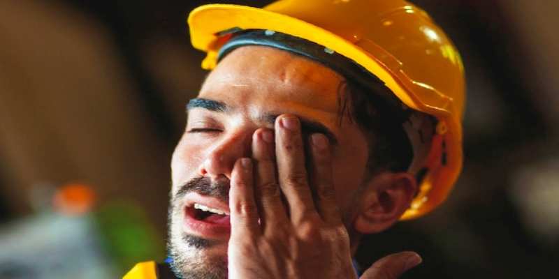 العمل في البيئات الضارة بصحة العين