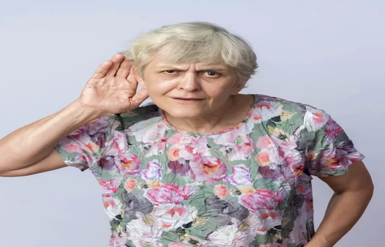 كبار السن الذين يعانون من ضعف السمع ومتى يجب فحصهم؟