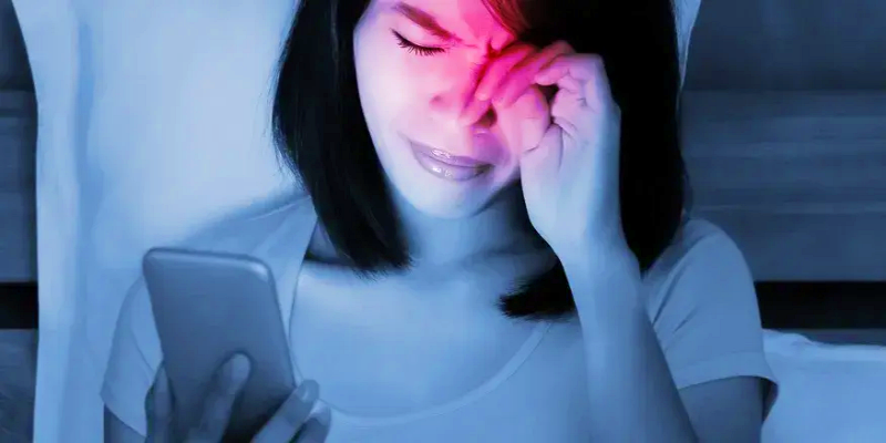 ما هي أهم الأعراض المرضية الناتجة عن الاستخدام المطول للهاتف المحمول ليلا؟