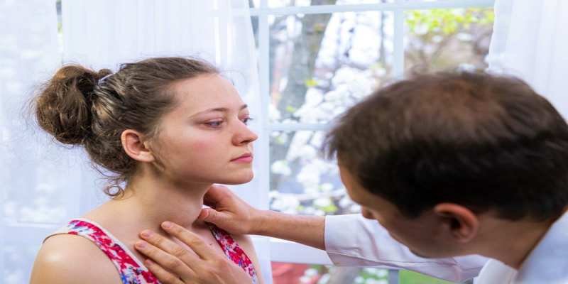 ما هي أهم المظاهر النموذجية الدالة على الإصابة بمرض جريفز؟