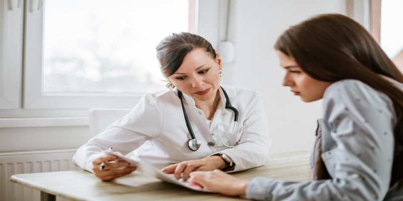 ما هي العلاقة بين التاريخ العائلي وفرص الإصابة بمرض الانتباذ البطاني الرحمي؟