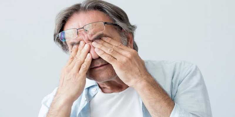 ما هي علامات جفاف العين لدى كبار السن؟