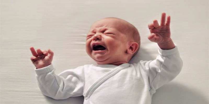 هل جميع حالات اضطراب الجهاز الهضمي الناتجة عن شرب الحليب تحدث بسبب الحساسية؟