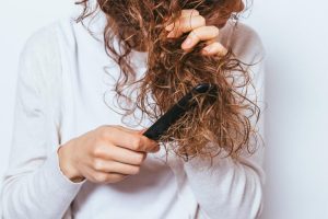 أعراض تظهر على الشعر تعلن على حاجته للقص