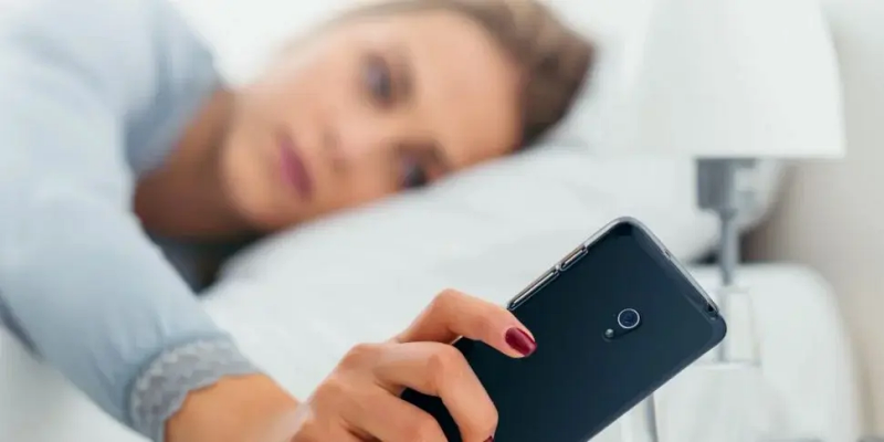 استخدام الأجهزة الإلكترونية قبل النوم