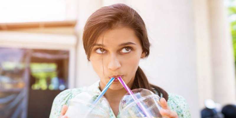 تناول المشروبات السكرية والغازية والكافيين بإفراط