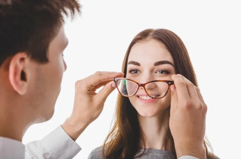 ماهي درجة الاستجماتيزم التي تتطلب ارتداء نظارة طبية؟