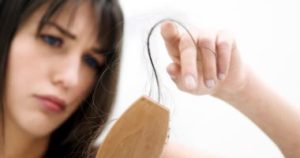 متى يبدأ التساقط المفرط للشعر بعد حمى الضنك؟