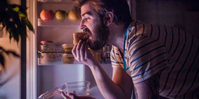 هل لمنهجية تناول الكربوهيدرات ليلاً أي آثار سلبية على الصحة الجسمانية؟